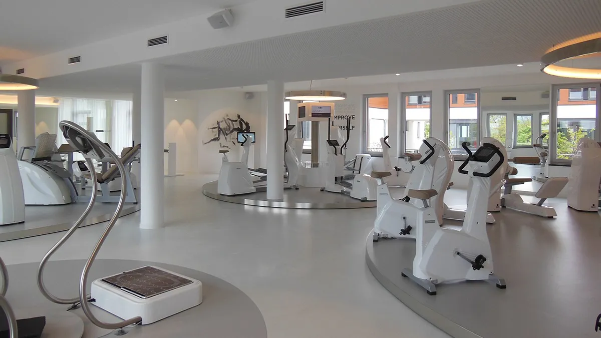 Modernes Fitnessstudio mit verschiedenen Geräten - Erfahren Sie mehr über unsere Reinigungsdienste für Fitnessstudios
