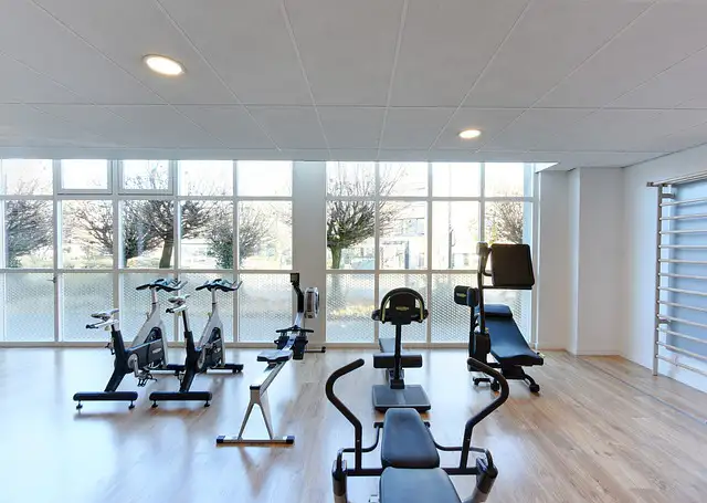 Sauberes Fitnessstudio mit verschiedenen Geräten